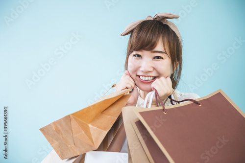 買い物・ショッピングする女性
