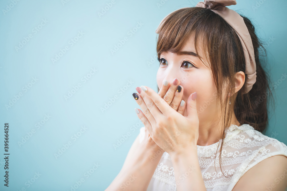 驚く女性
驚く女性