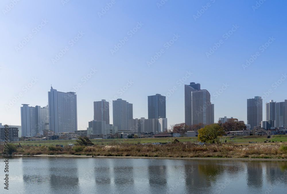 Fototapeta premium 多摩川越しに望む高層ビル群の風景