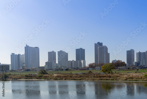 多摩川越しに望む高層ビル群の風景