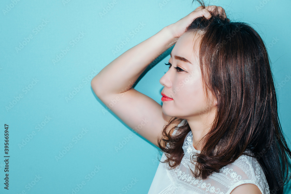 Fototapeta premium おでこを出す女性