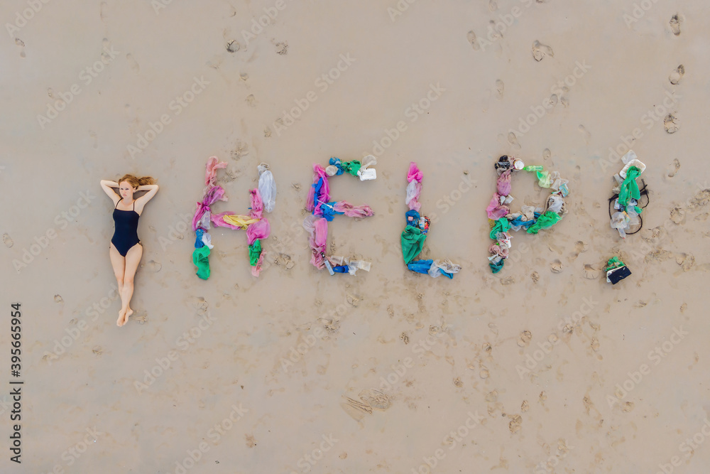 Obraz premium Help lettering made from trash on the beach