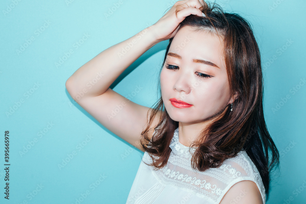 おでこを出す女性