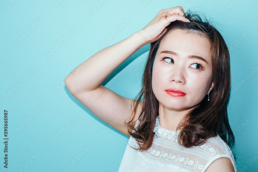 Fototapeta premium おでこを出す女性