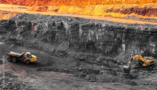 Foto Excavators working on a manganese mining site in South Africa