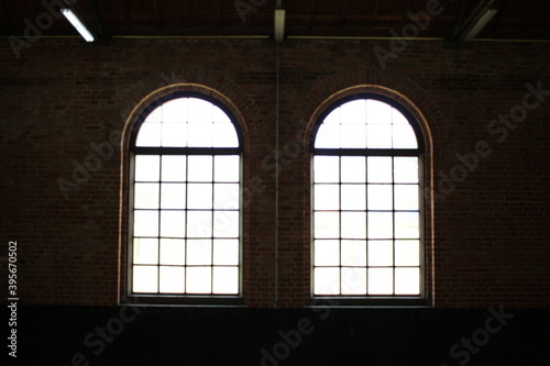 grandes janelas de estação ferroviaria