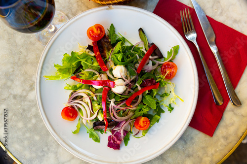 Delicious vegetable salad with cherry tomato, arugula, lettuce, bell pepper and mini mozzarella