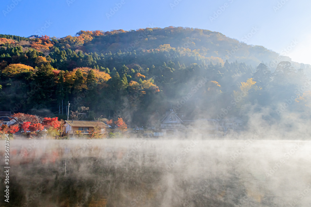 Obraz premium 秋の早朝の金鱗湖 大分県由布市 Autumn Kinrin Lake in the early morning Ooita-ken Yufu city