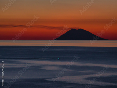 Sonnenuntergang an der Küste von Tropea mit dem Vulkan Stomboli