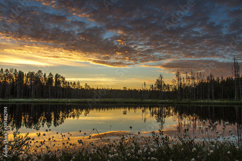Sonnenaufgang an einem See in Finnland, Nähe Kajaani