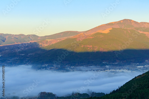 狭霧台から見た秋の湯布院と雲海 大分県 sea ​​of ​​clouds and Autumn Yufuin seen from Sagiridai Observatory