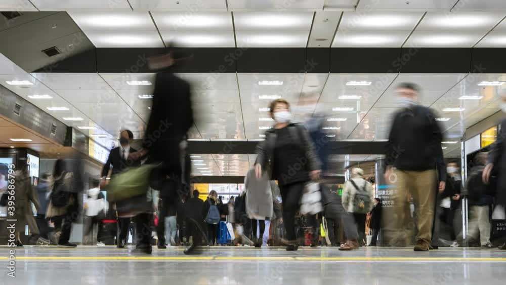 Time-lapse video of Pedestrians wearing face masks at railway station in Tokyo, Japan　コロナ禍にマスクをつけて歩く人々 東京駅の構内 行き交う群衆 タイムラプス