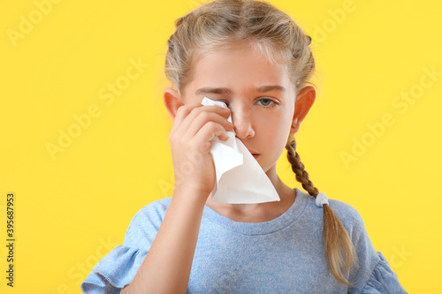 Little allergic girl on col...