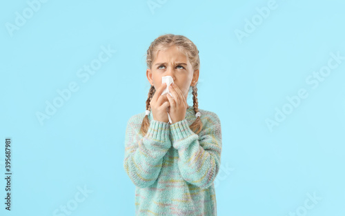 Little allergic girl on col...