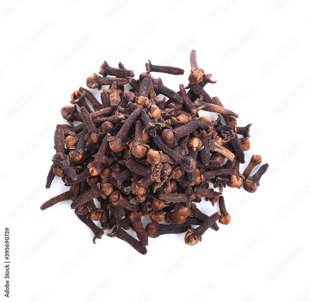 Obraz premium heap of dried cloves, isolated on white background