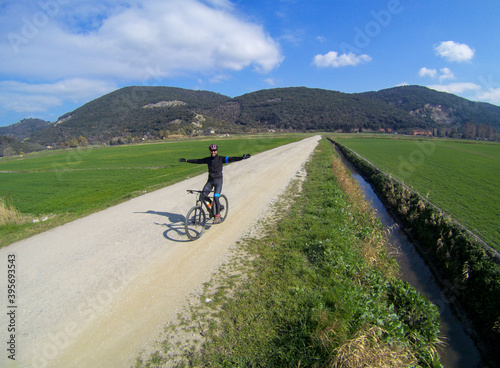 A biker on the classic white road of Tuscany in an autumnal sunny day © federico neri