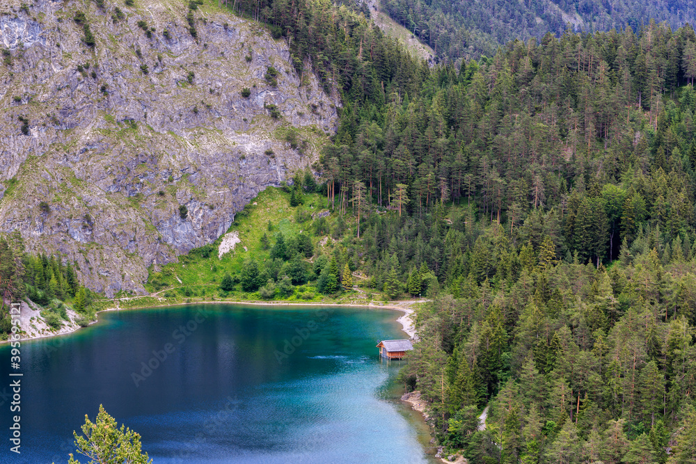 Naklejka premium Beautiful lake and forest under the mountain