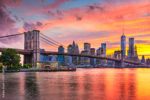 Fototapeta Naklejka Na Ścianę i Meble -  Lower Manhattan Skyline and Brooklyn Bridge