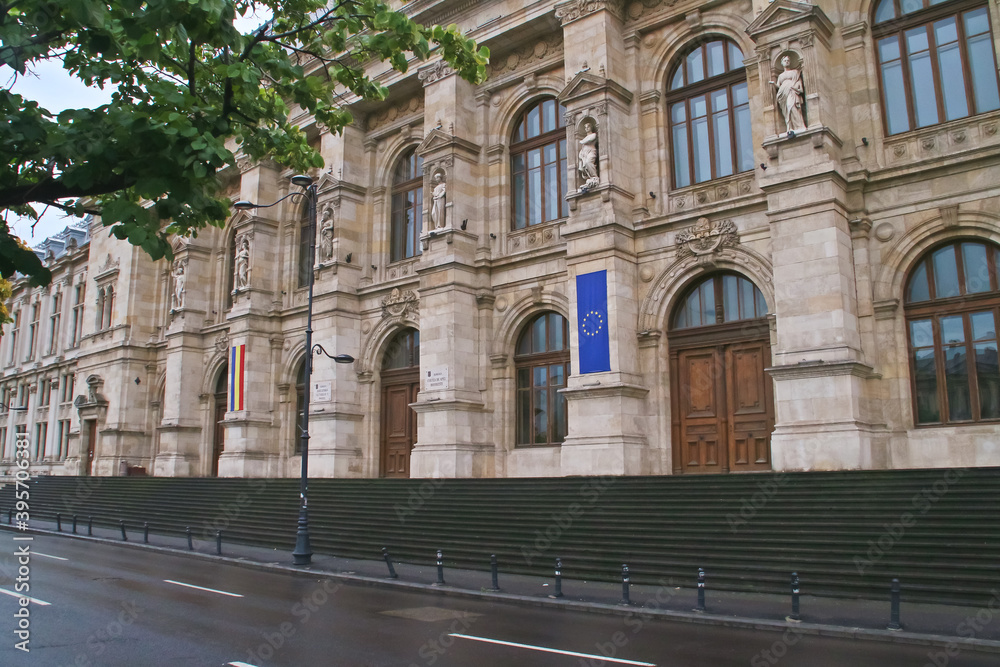 El Tribunal de Apelaciones (rumano: urtea de Apel) de Bucarest. Fachada del Tribunal en la calle Splaiul independentntei sin personas en un lluvioso día de fin de semana.