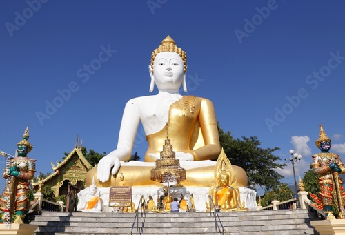 golden buddha statue, Wat Phra That Doi Kham, chiang mai, thailand © MJ iceberg