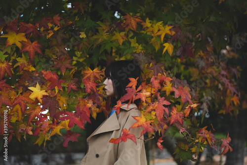 紅葉と女性