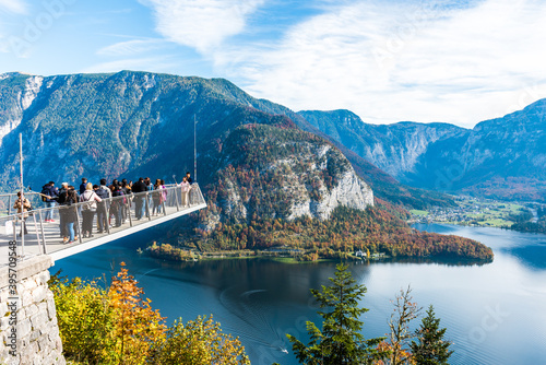 Fototapeta Naklejka Na Ścianę i Meble -  Hallstatt Skywalk World Heritage View. Tourists visiting Skywalk platform in Hallstatt, Salzburg.