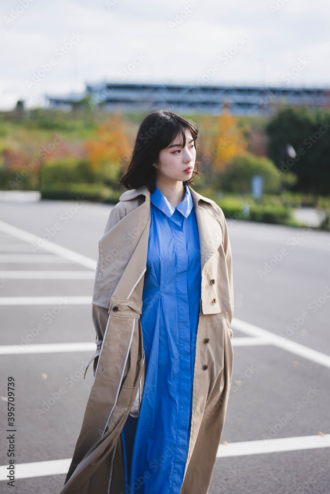 Fototapeta premium 空港の公園にいる女性