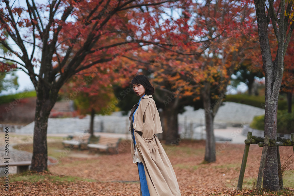 紅葉と女性 紅葉と女性