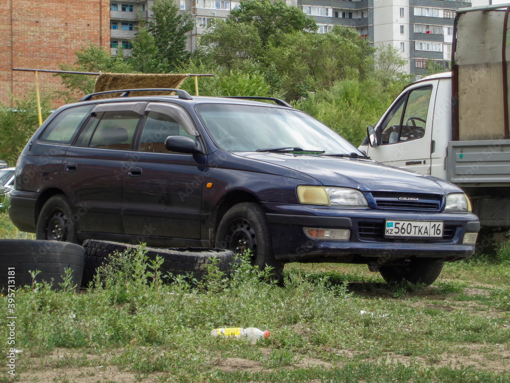 Kasachstan, Ust-Kamenogorsk, 2. Mai 2020: Alter Schwarzer Toyota