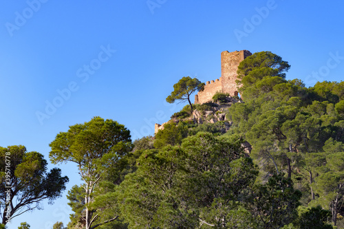 Ruinas del castillo de Serra bajo un cielo azul  en la provincia de Valencia. Comunidad Valenciana. Espa  a. Europa