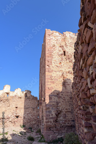 Ruinas del castillo de Serra bajo un cielo azul, en la provincia de Valencia. Comunidad Valenciana. España. Europa © AmadeoAV