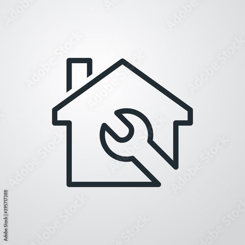 Logotipo con herramienta llave en contorno de casa con lineas en fondo gris