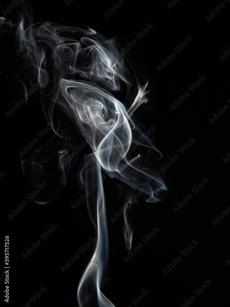 Obraz premium White natural steam smoke effect on solid black background with abstract blur motion wave swirl use for overlay in pollution, vapor cigarette, gas, dry ice, warm hot food, boil water smoke concepts
