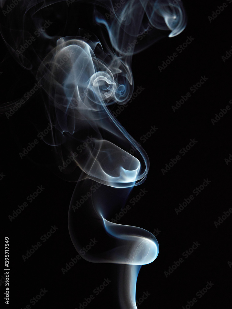 Obraz premium White natural steam smoke effect on solid black background with abstract blur motion wave swirl use for overlay in pollution, vapor cigarette, gas, dry ice, warm hot food, boil water smoke concepts