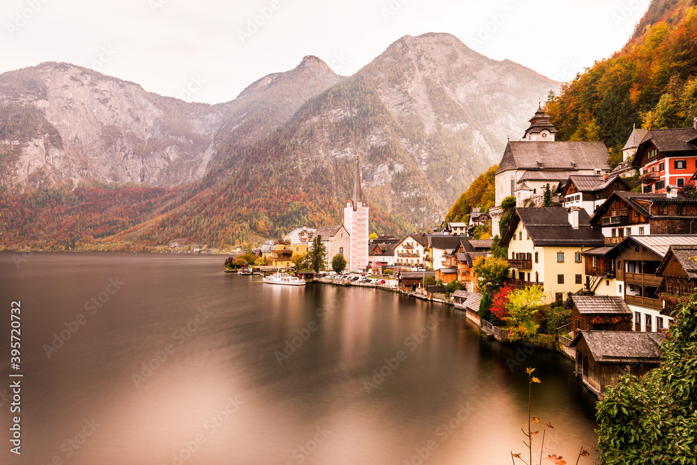 Fototapeta premium HALLSTATT, AUSTRIA. Beautiful autumn view of Hallstatt with reflection.