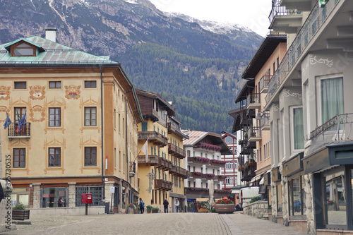 Schilderij op canvas historic center of cortina d'ampezzo, veneto, italy
