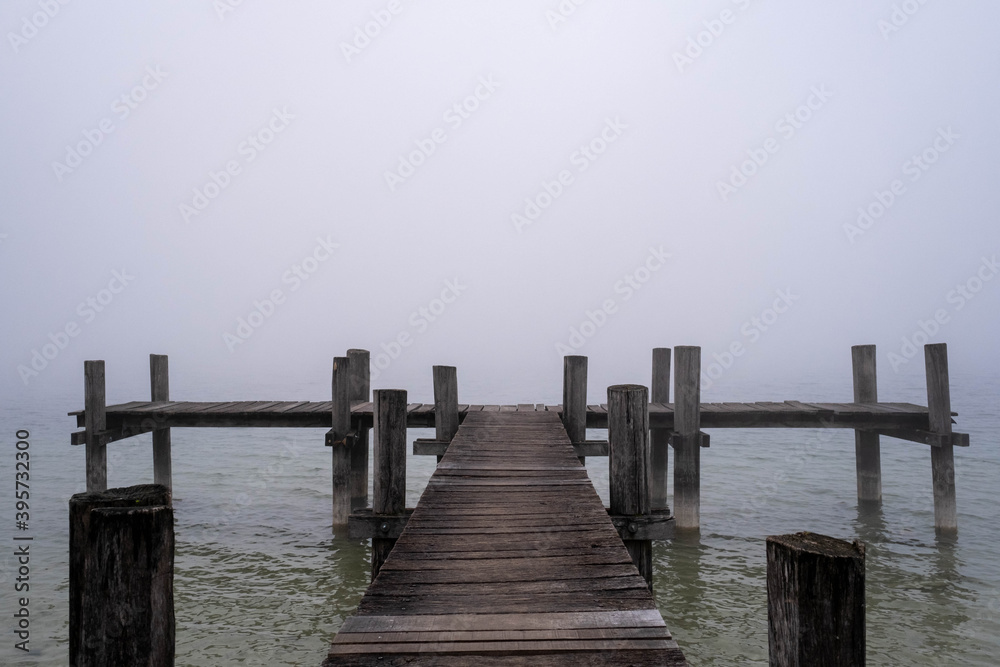 Fototapeta premium Pfäffiker See mit Nebel im Morgengrauen