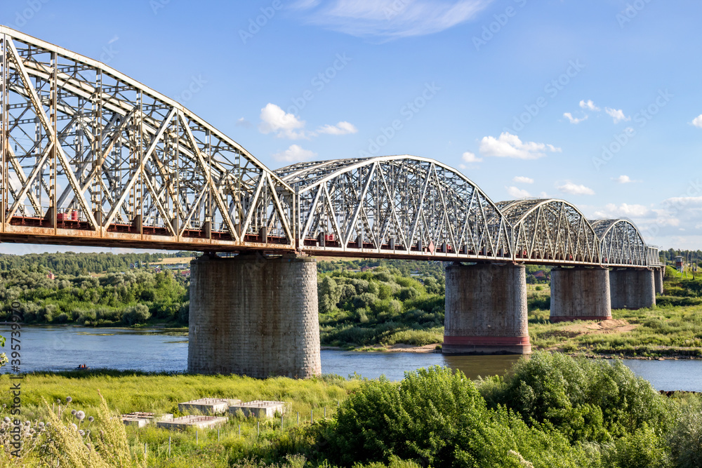 Obraz premium SERPUHOV, RUSSIA - AUGUST 2017: Railway bridge across the Oka River. Kurskoe direction of the Moscow railway