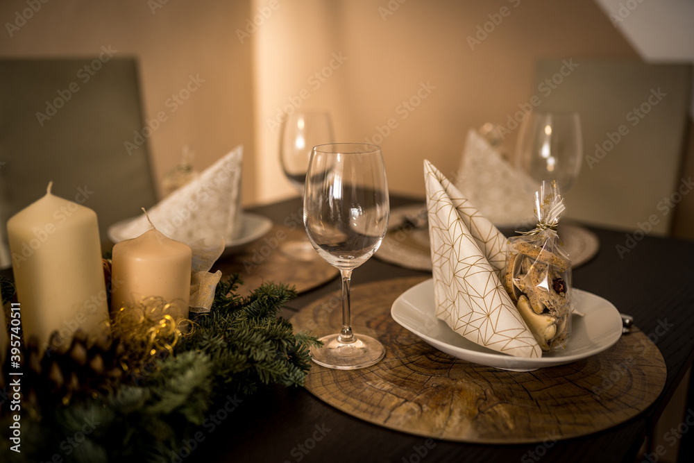 Tischdekoration zu Weihnachten mit einem Adventskranz 
