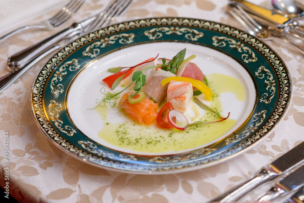 フランス料理のオードブル 前菜 フレンチレストラン ビストロ Photos | Adobe Stock