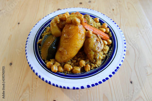 Cuisine tunisienne, délicieux couscous de poulet épicé et aux légumes