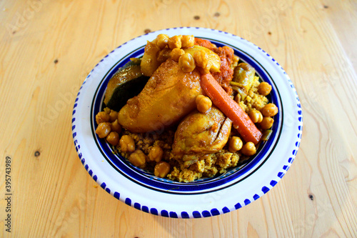 Cuisine tunisienne, délicieux couscous de poulet épicé et aux légumes