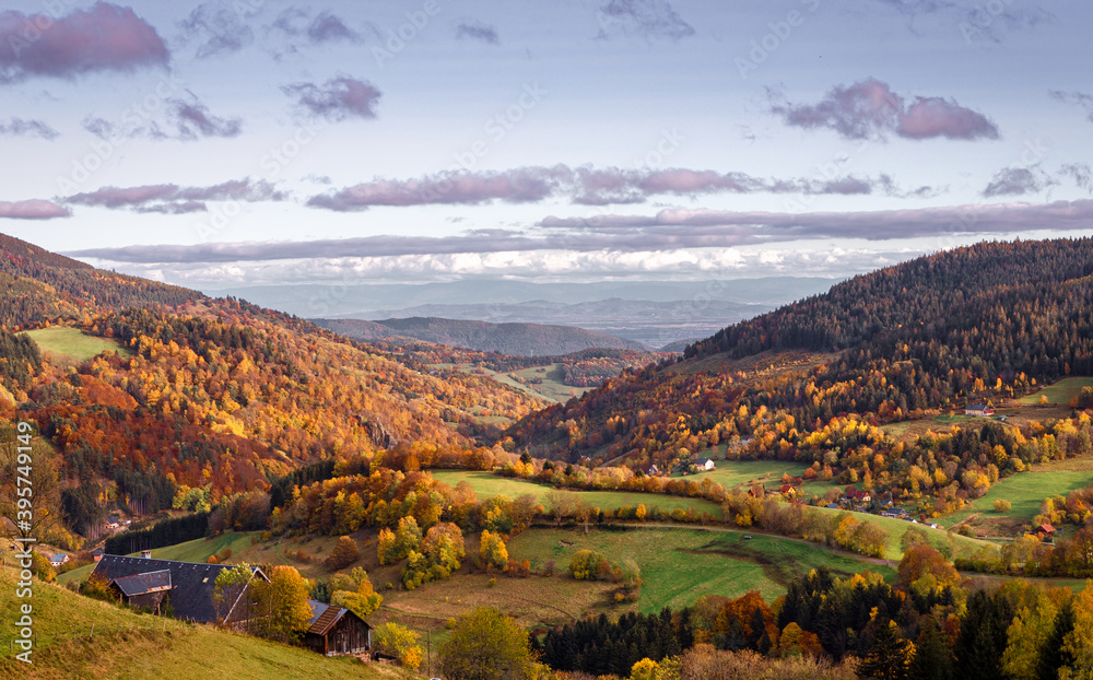 Paysage d'automne dans les Vosges avec la plaine d'alsace