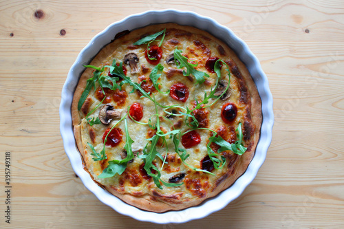 Pizza sauce blanche, mozzarella, tomates cerises et roquette