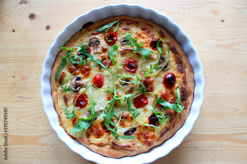 Pizza sauce blanche, mozzarella, tomates cerises et roquette