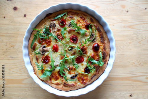 Pizza sauce blanche, mozzarella, tomates cerises et roquette