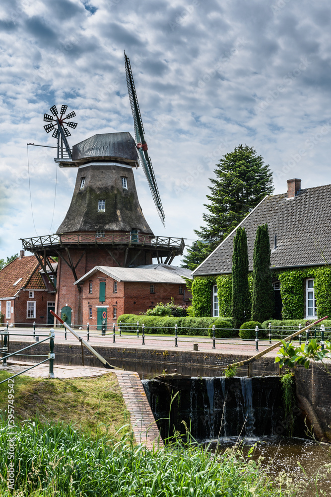 Φωτογραφία Windmühle, Galerieholländer in Westgroßefehn, Krummhörn, Ostfriesland, Niedersac