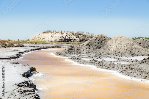 Paysage de salins de Camargue en France en été photo