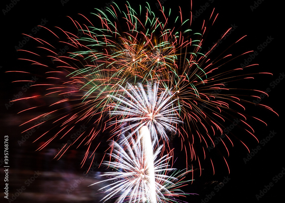 Obraz premium Beautiful fireworks in night sky for New Year