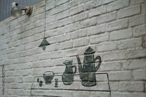 Pots, jugs, cups and lamps drawn on the wall © GS Planning